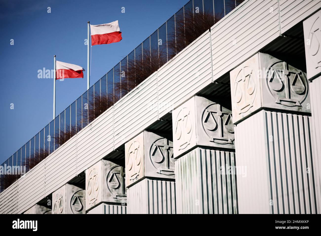 Am 12. Februar 2022 fliegen polnische Flaggen auf dem Dach des Obersten Gerichtshofs in Warschau, Polen. Polen hat zugestanden, das Kontroverse aufzulösen Stockfoto