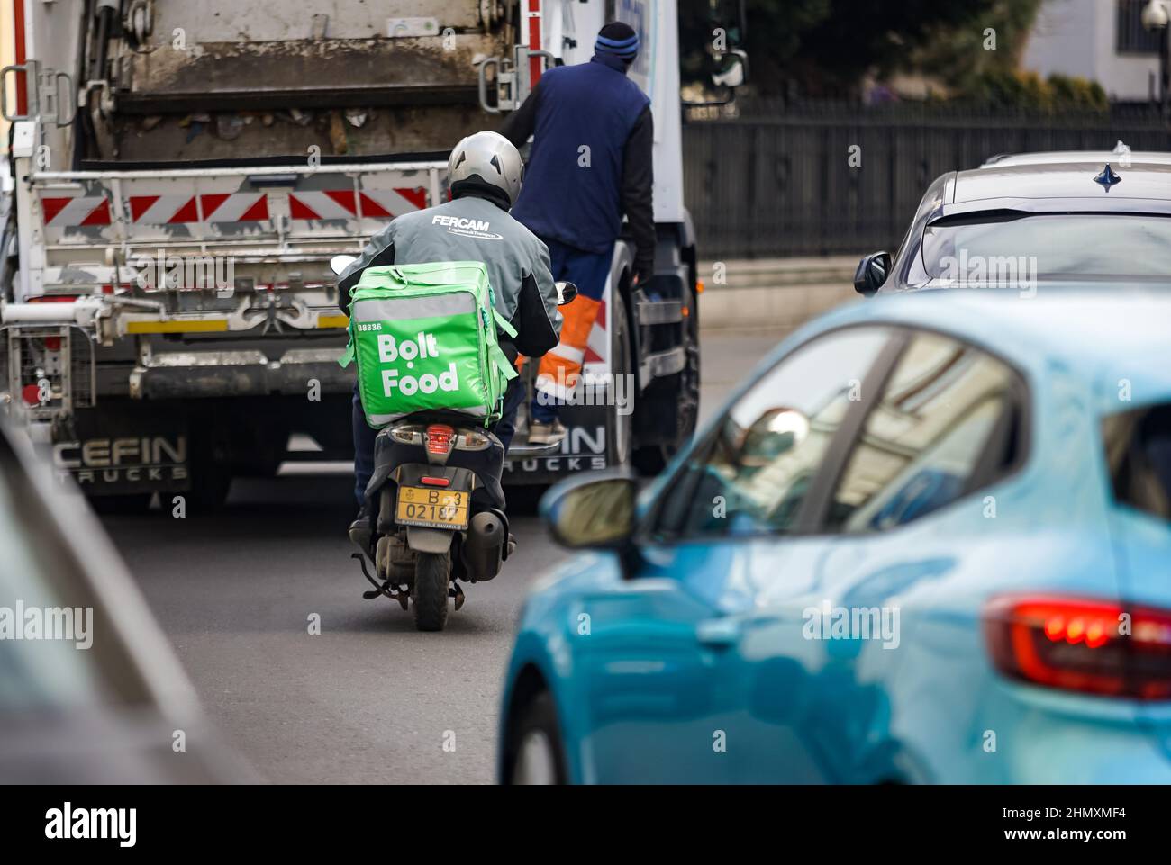 Bukarest, Rumänien - 27. Januar 2022: Ein Bolt Food-Kurier auf einem Roller. Stockfoto