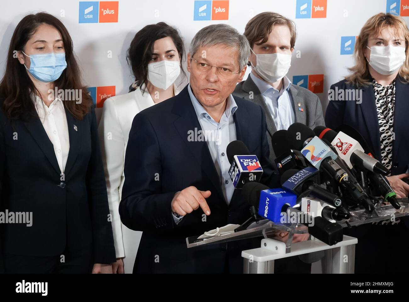 Bukarest, Rumänien - 07. Februar 2022: Dacian Ciolos kündigt seinen Rücktritt als PRÄSIDENT AN, nachdem das Nationalbüro die Ablehnung der Partei durch seine Partei bekannt gegeben hatte Stockfoto