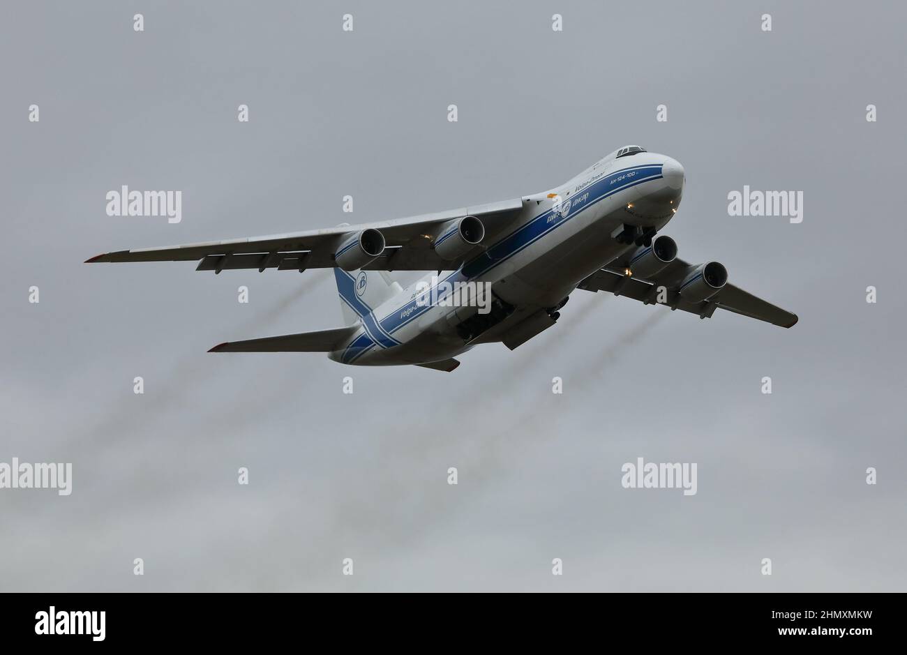 Antonov an-124 Frachtflugzeug, das im Februar 2022 den Flughafen East Midlands, Großbritannien, verlässt. Stockfoto