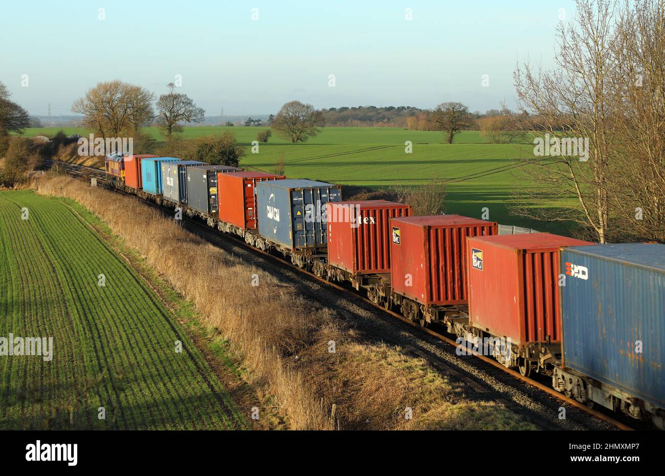 Intermodaler Containerfrachtzug, der im Januar 2022 durch Staffordshire, Großbritannien, fährt. Stockfoto