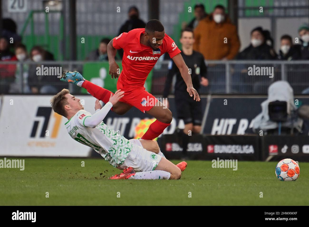 Fürth. 12th. Februar 2022. Gian Luca ITTER (Fürth), Action, Duelle gegen Myziane MAOLIDA (Hertha BSC). Fußball 1st Bundesliga-Saison 2021/2022, Spieltag 22nd, matchday22, Greuther Furth - Hertha BSC 2-1, am 12th. Februar 2022, Sportpark Ronhof Thomas Sommer in Fürth. Kredit: dpa/Alamy Live Nachrichten Stockfoto