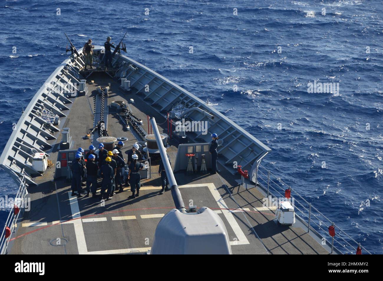 220206-N-EF547-1006 PAZIFISCHER OZEAN (FEB 6, 2022) der Lenkraketen-Kreuzer USS Lake Champlain (CG 57) der Ticonderoga-Klasse führt eine Verankerungsentwicklung durch, 6. Februar 2022. Lake Champlain führt derzeit routinemäßige Seeoperationen in der US-Flotte von 3rd durch. (USA Navy Foto von Ensign Sarah Weinstein) Stockfoto