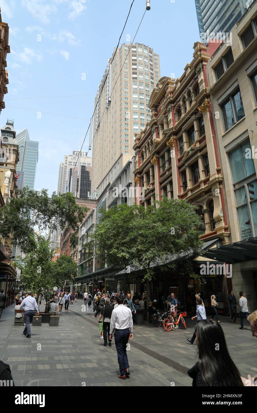 Fußgänger und Geschäfte in Pitt St, Sydney, Australien, Oktober 2019. Stockfoto