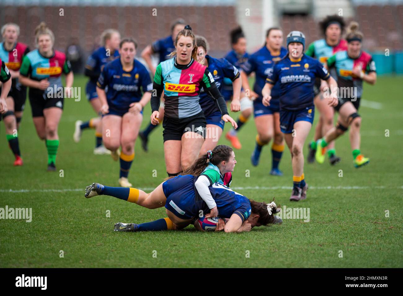 Harlequins Women vs Worcester Warriors Women's Allianz Premier 15s London, England Februar 12th 2022: Megan Varley von Worcester Warriors wird von Lucy Packer of Harlequins Spiel zwischen Harlequins Women vs Worcester Warriors in Twickenham Stoop gestoppt. Endergebnis: Harlequins Rugby 42 : 15 Worcester Warriors Stockfoto