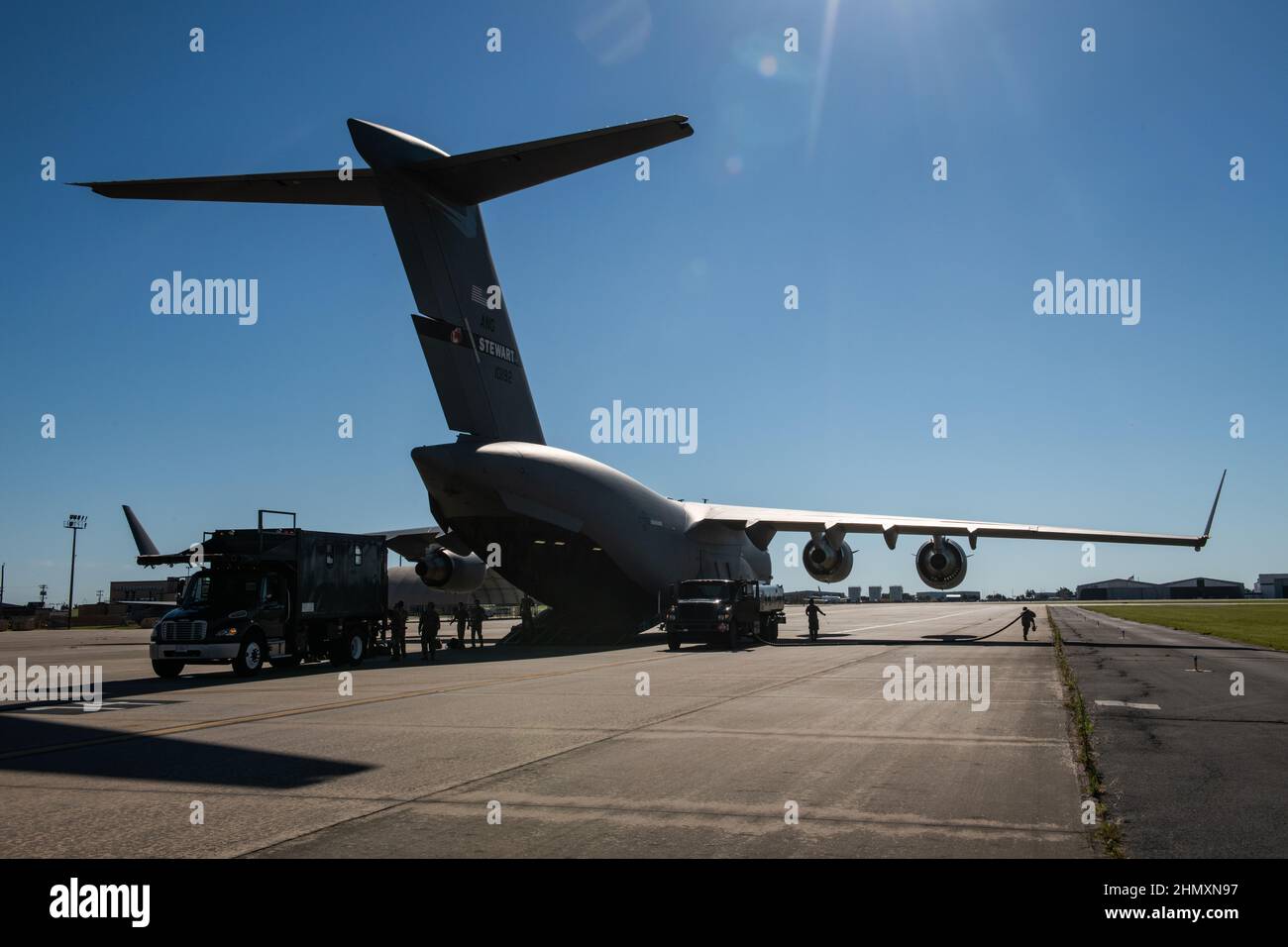 Flugbegleiter des Aeromedical Evacuation Squadron 137th (137th AES) bereiten sich auf eine C-17 Globemaster III des 105th Airlift Wing vor, während 137th Special Operation Logistics Readiness Squadron die Management Airmen vor dem Start auf der will Rogers Air National Guard Base in Oklahoma City, 21. Juni, „den Tank auffüllen“. 2021. Die 137th AES arbeitet regelmäßig mit ihren @AirNationalGuard-Flügeln zusammen, um ihre Kenntnisse auf den Flugzeugplattformen C-130 Hercules, C-17 und KC-135 Stratotanker zu erhalten. (USA Foto der Air National Guard von Senior Master Sgt. Andrew M. LaMoreaux) Stockfoto