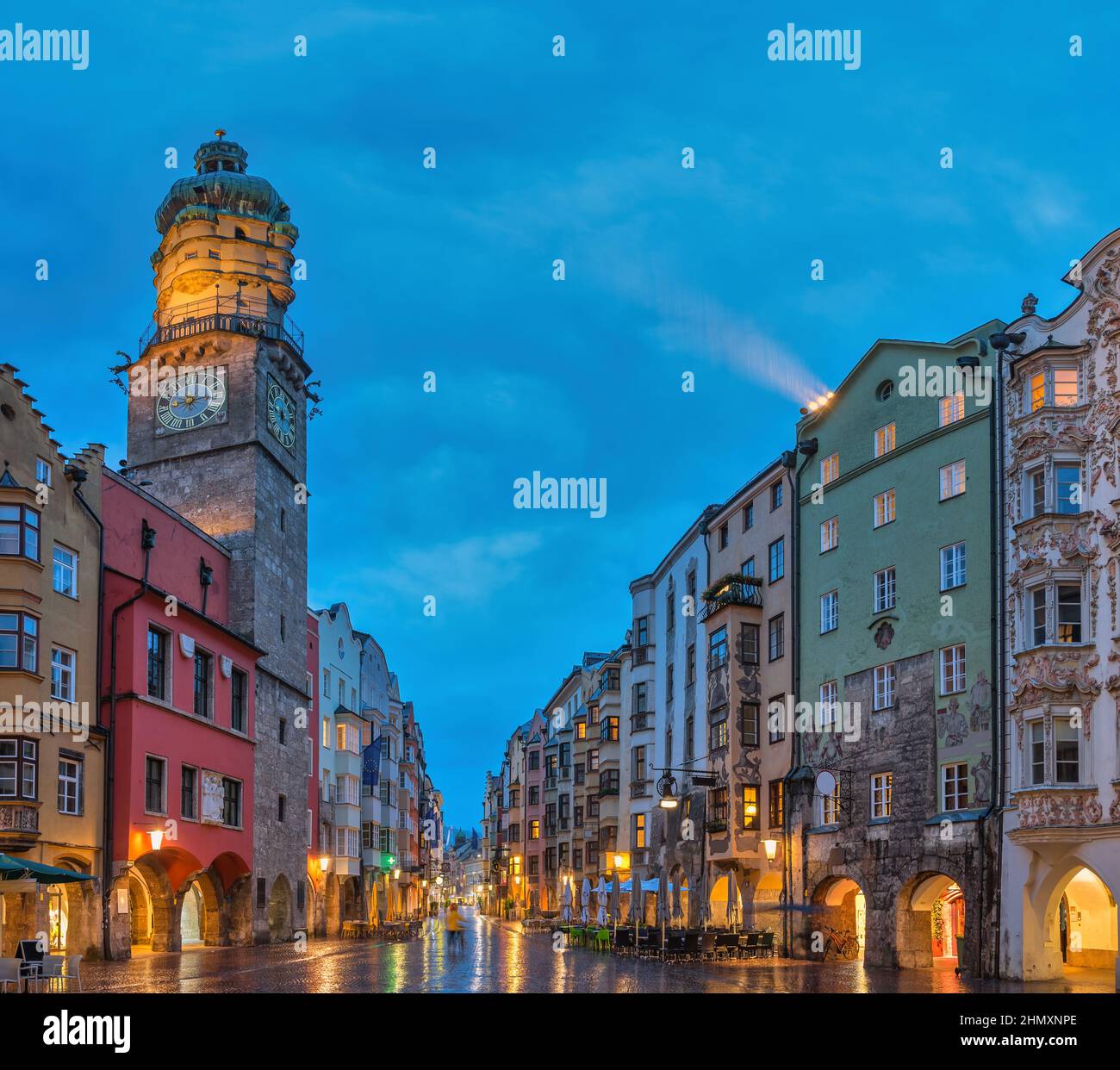 Innsbruck Österreich, nächtliche Skyline in der historischen Altstadt der Herzog Friedrich Straße Stockfoto