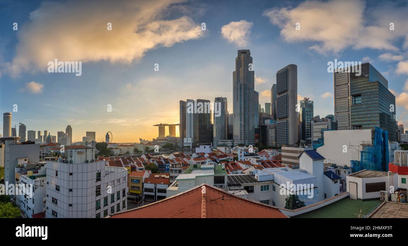 Singapur – Panoramablick auf die Skyline der Stadt bei Sonnenaufgang am Boat Quay und im Geschäftsviertel am Clarke Quay Stockfoto