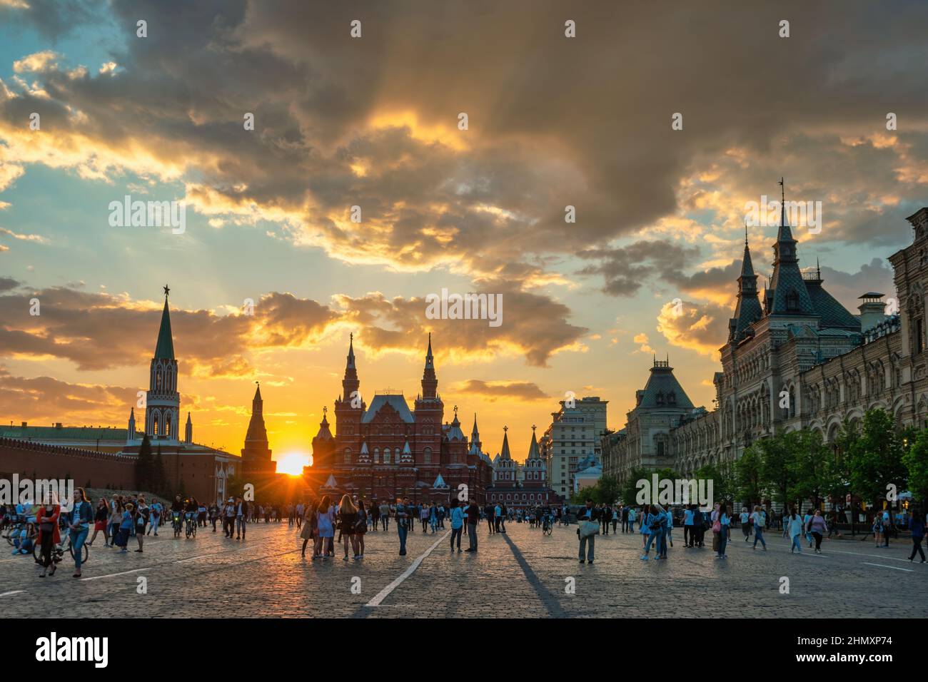 Moskau, Russland - 13. Mai 2018: Moskau Russland Sonnenuntergang Stadt Skyline am Roten Platz mit Staatlichen Historischen Museum und Nikolskaya-Turm Stockfoto
