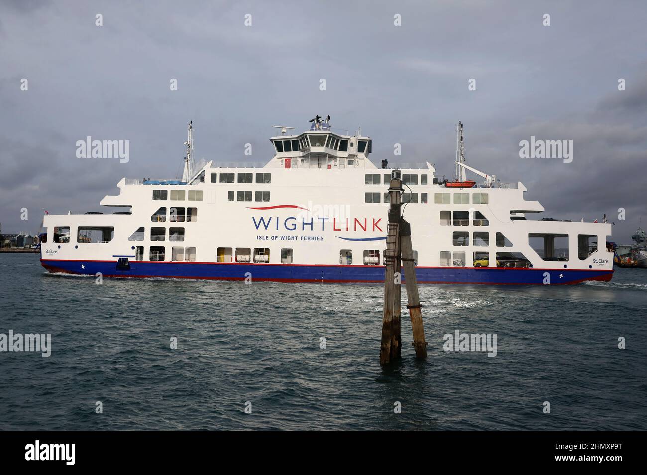 Eine Wight Link-Fähre, die von Portsmouth, Hampshire, Großbritannien, abfährt. Stockfoto