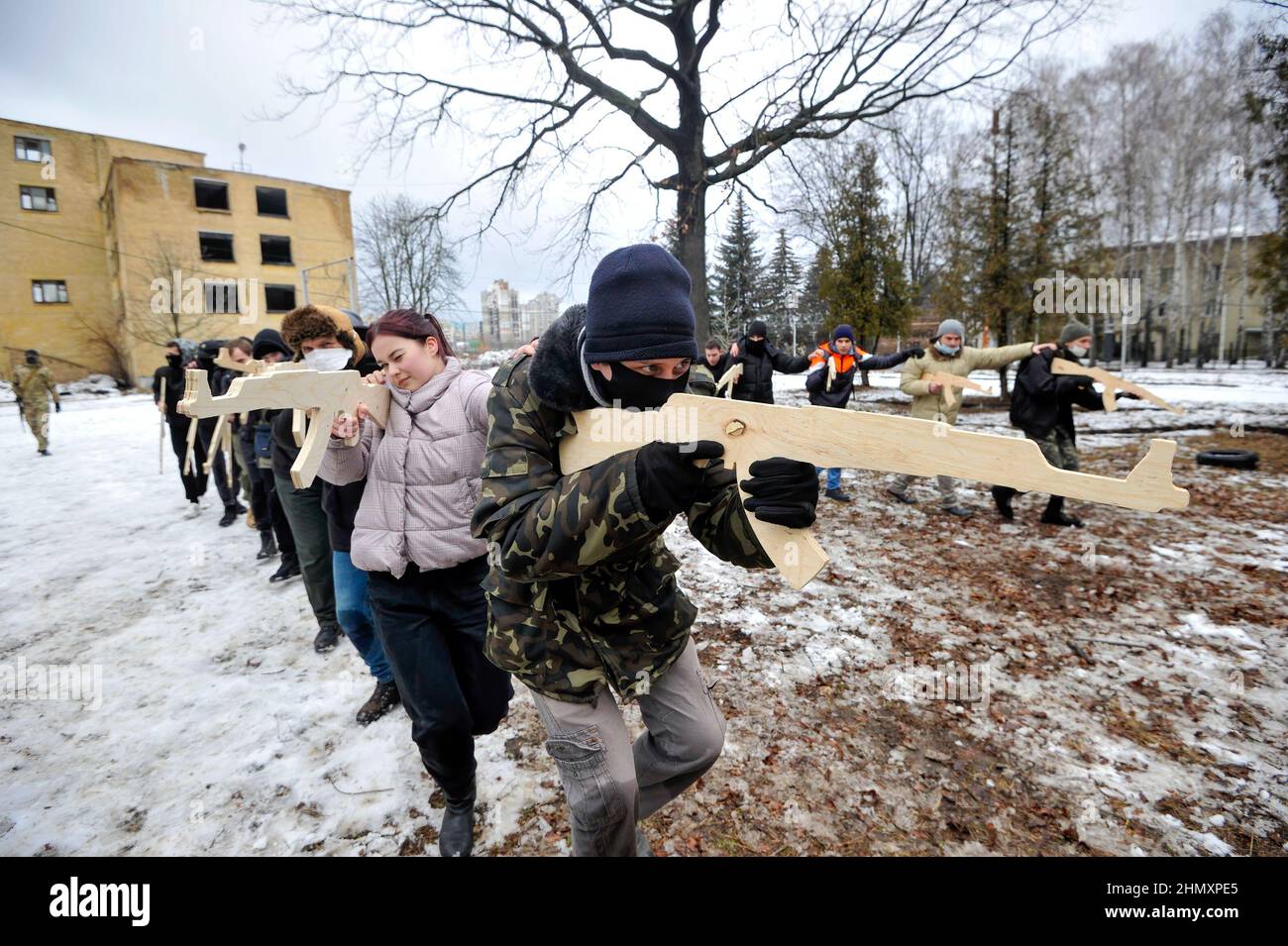 Kiew, Ukraine. 12th. Februar 2022. Ukrainer besuchen eine offene militärische Ausbildung für Zivilisten Reichweite als Teil der "Don't Panik! Mach dich bereit! Die von den Veteranen des Asow-Bataillons auf einem ÜbungsplatStrecke in Kiew unter Androhung der russischen Invasion durchgeführt wird. (Foto: Sergei Chuzavkov/SOPA Images/Sipa USA) Quelle: SIPA USA/Alamy Live News Stockfoto