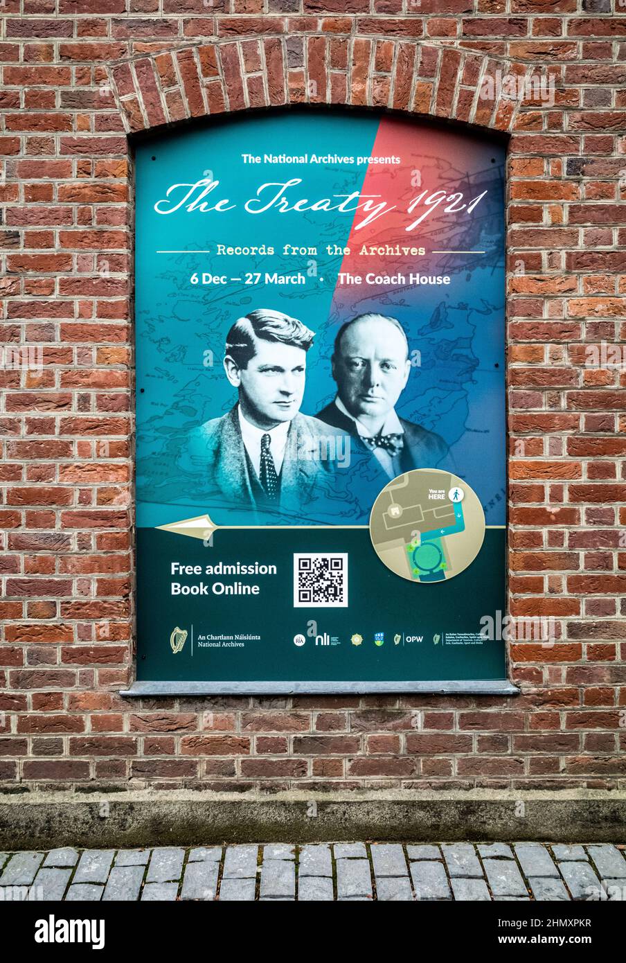 Ein Plakat mit Michael Collins und Winston Churchill auf dem Gelände von Dublin Castle, auf dem eine historische Ausstellung mit dem Titel „The Treaty 1921“ vorgestellt wird Stockfoto