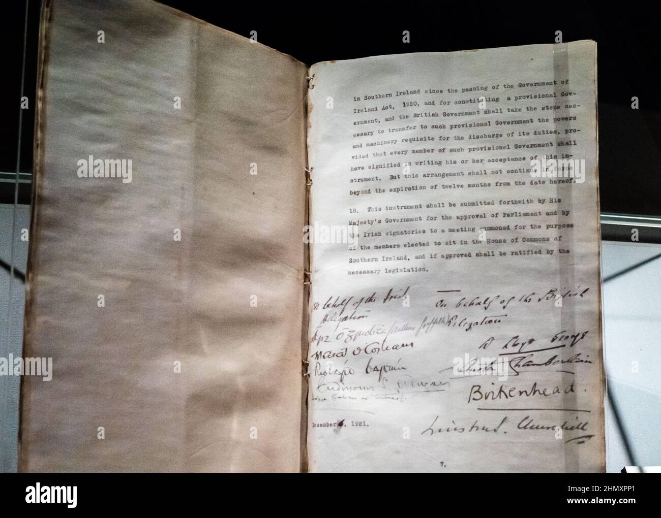 Eine signierte Originalkopie des anglo-irischen Vertrags von 1921, der den irischen Freistaat begründete, wird im Dublin Castle in Dublin, Irland, ausgestellt. Der Stockfoto