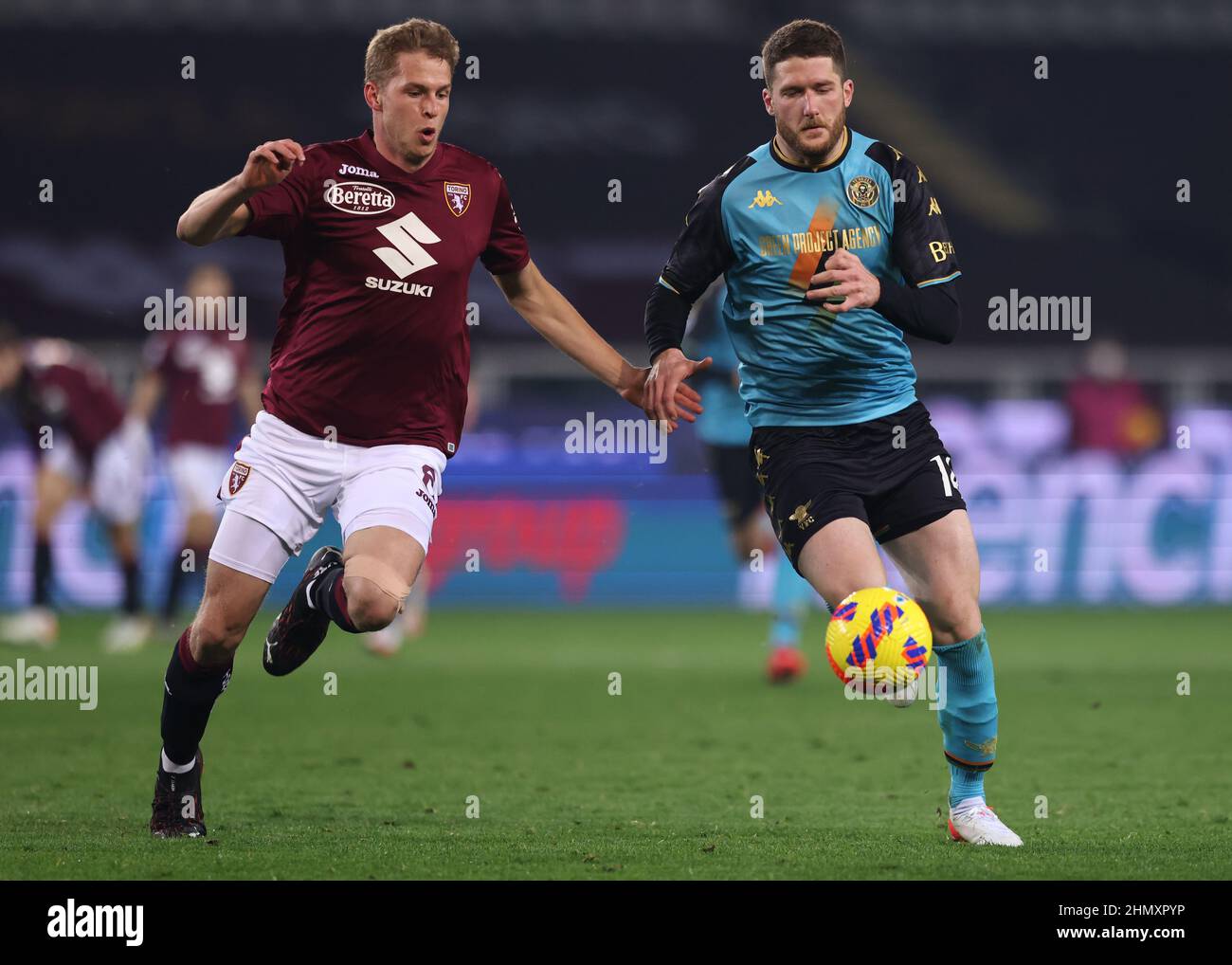 Turin, Italien, 12th. Februar 2022. David Zima vom FC Turin und Thomas Henry vom FC Venedig Rennen nach dem Ball während des Serie-A-Spiels im Stadio Grande Torino, Turin. Bildnachweis sollte lauten: Jonathan Moscrop / Sportimage Stockfoto