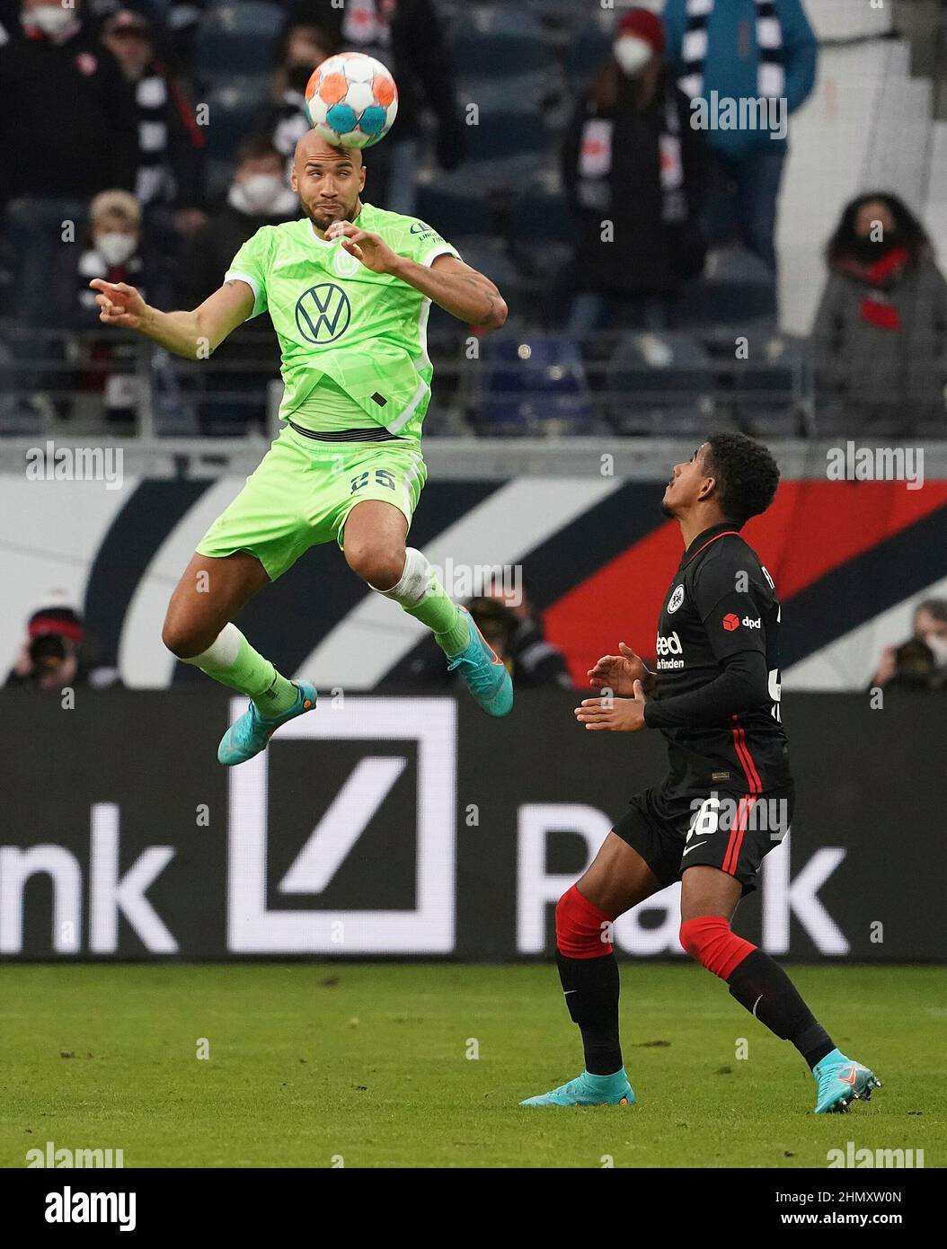 12. Februar 2022, Deutsche Bank Park, Frankfurt, GER, 1st FBL, Eintracht Frankfurt vs VfL Wolfsburg, DFL Vorschriften verbieten die Verwendung von Fotografien als Bildsequenzen und/oder quasi-Video. Im Bild John Anthony Brooks (Wolfsburg), Ansgar Knauff (Frankfurt) Stockfoto