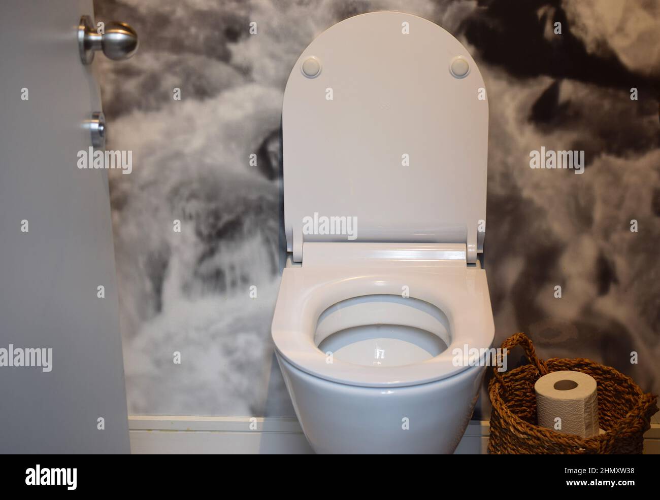Weißer Toilettensitz und Papier im Badezimmerinneren. Stockfoto