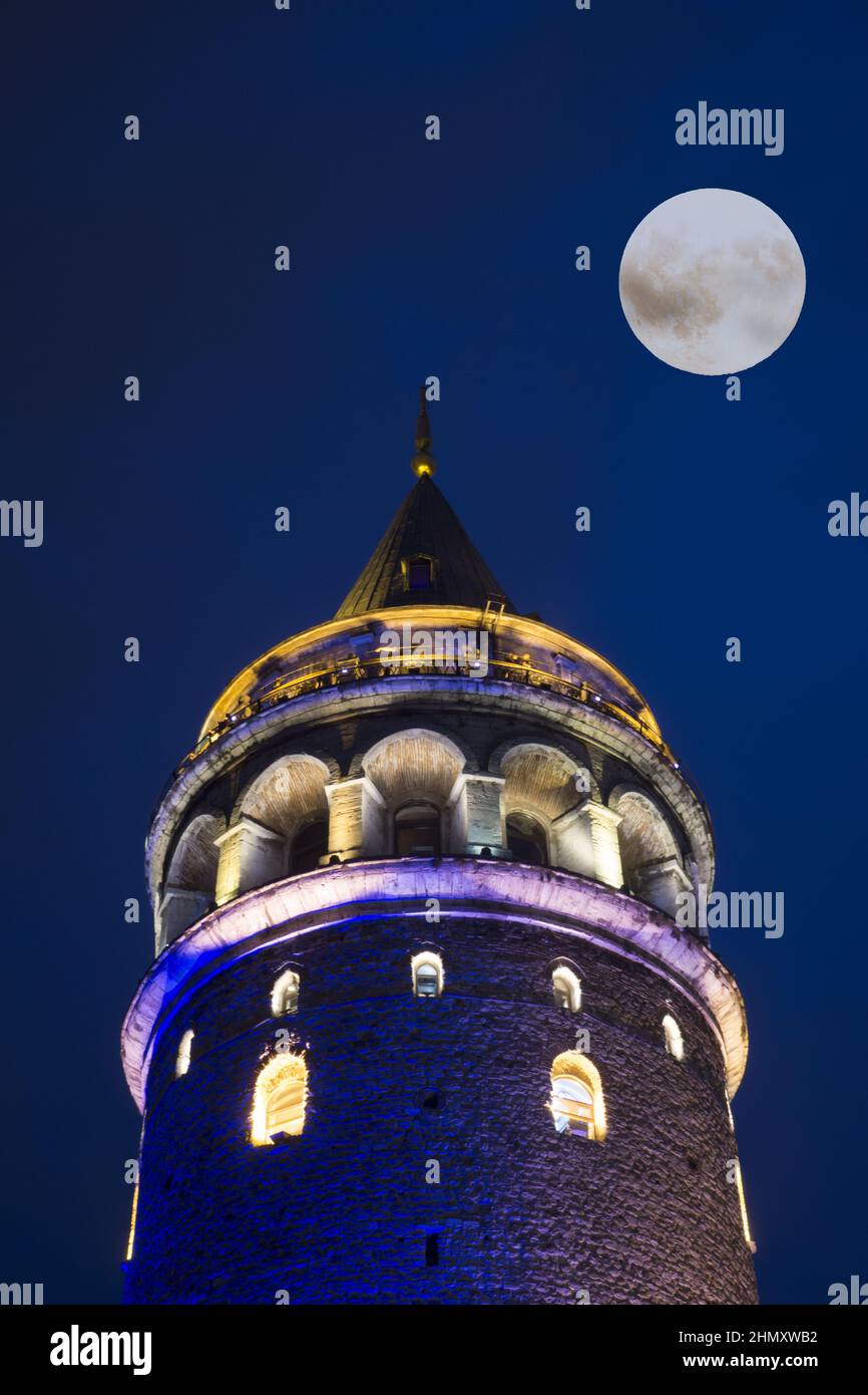 Vertikale Aufnahme des Galata-Turms in Istanbul, Türkei, bei Nacht mit Vollmond Stockfoto