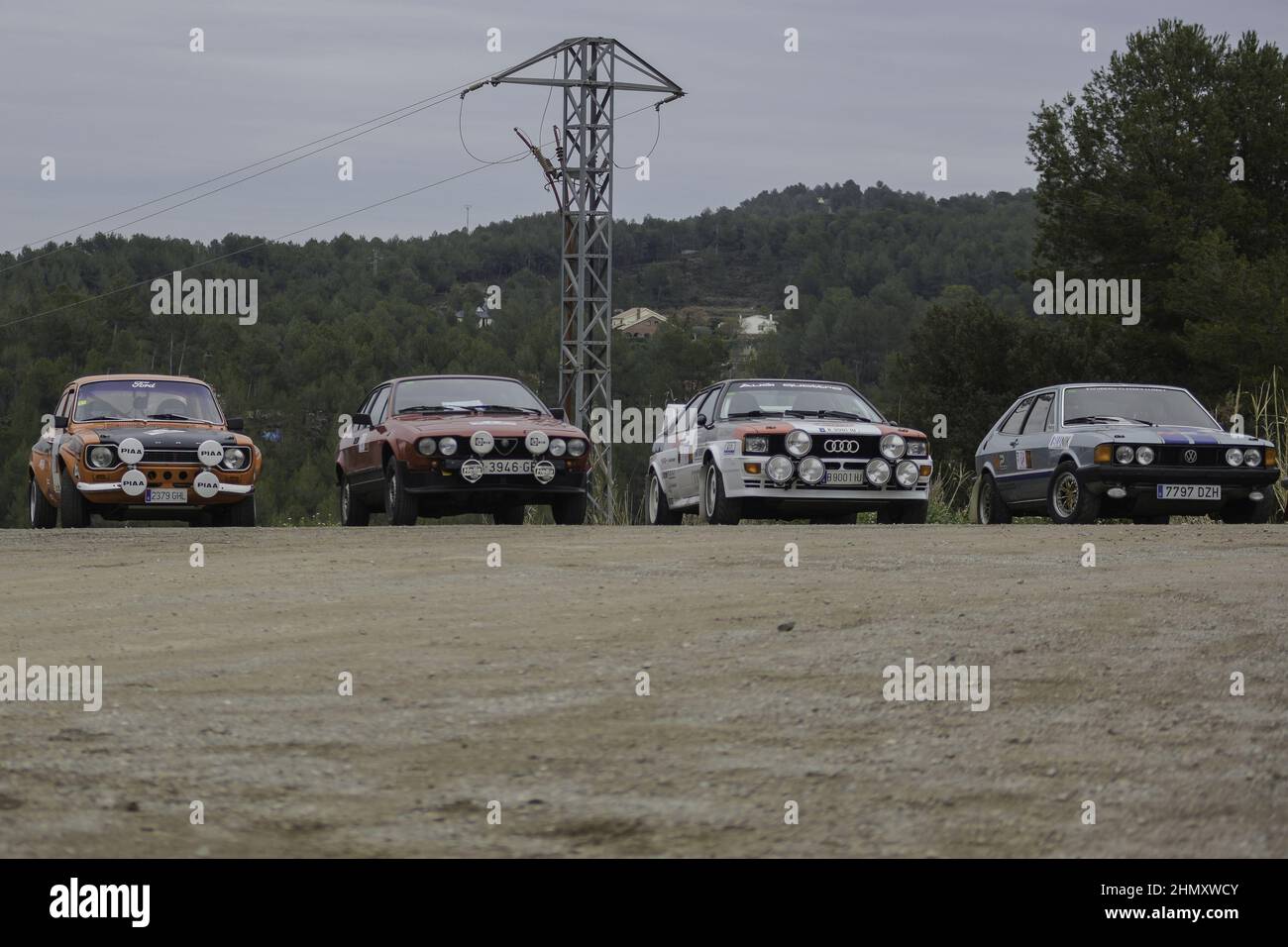 Foto von Street Ford Escort, ein klassisches und schönes schnelles Auto unter anderen Oldtimern Stockfoto