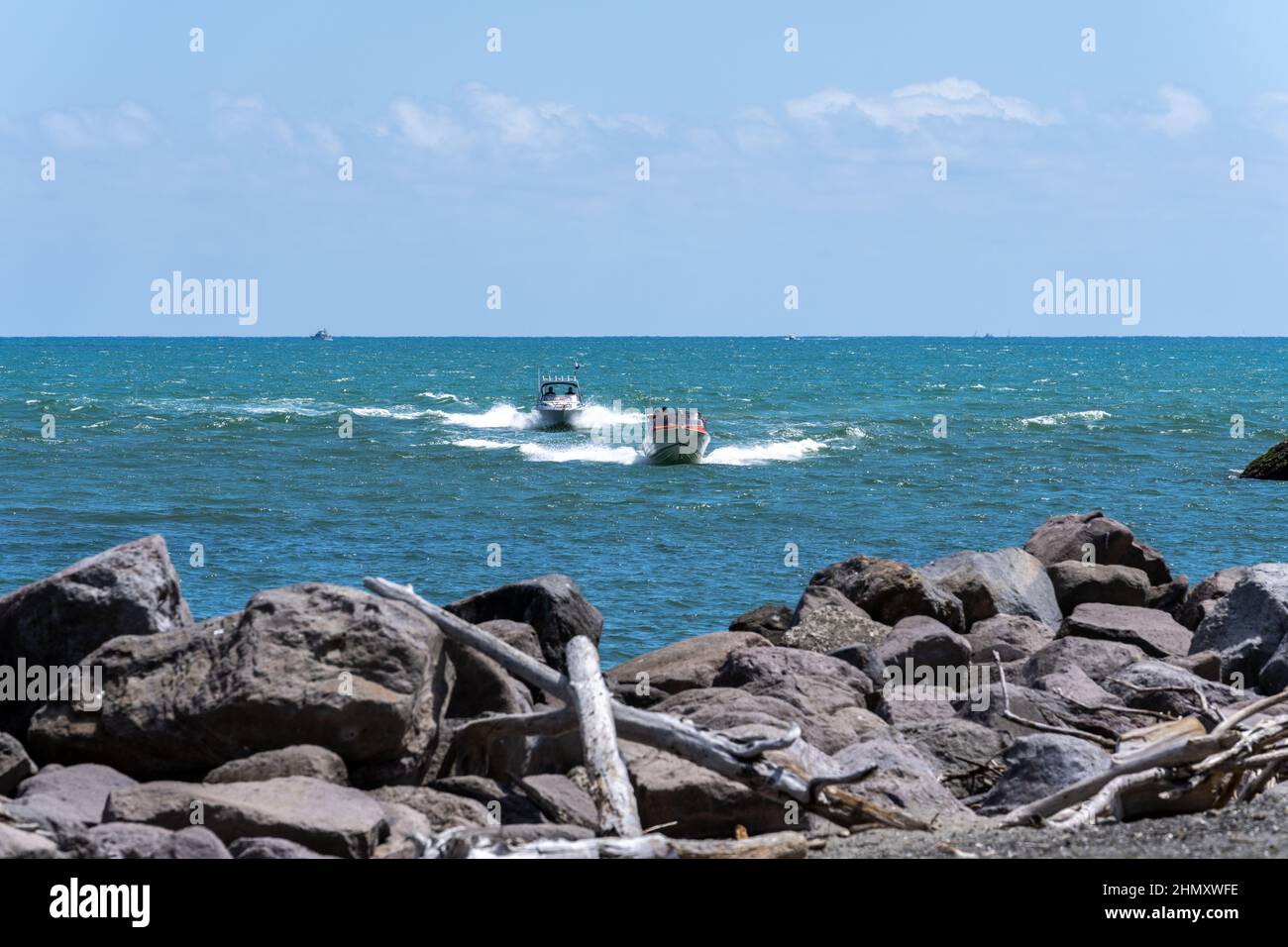 Whakatane Neuseeland - Januar 30 2022; kleine Boote fahren in Richtung Whakatane-Eingangsbar, wenn sie nach Hause fahren. Stockfoto