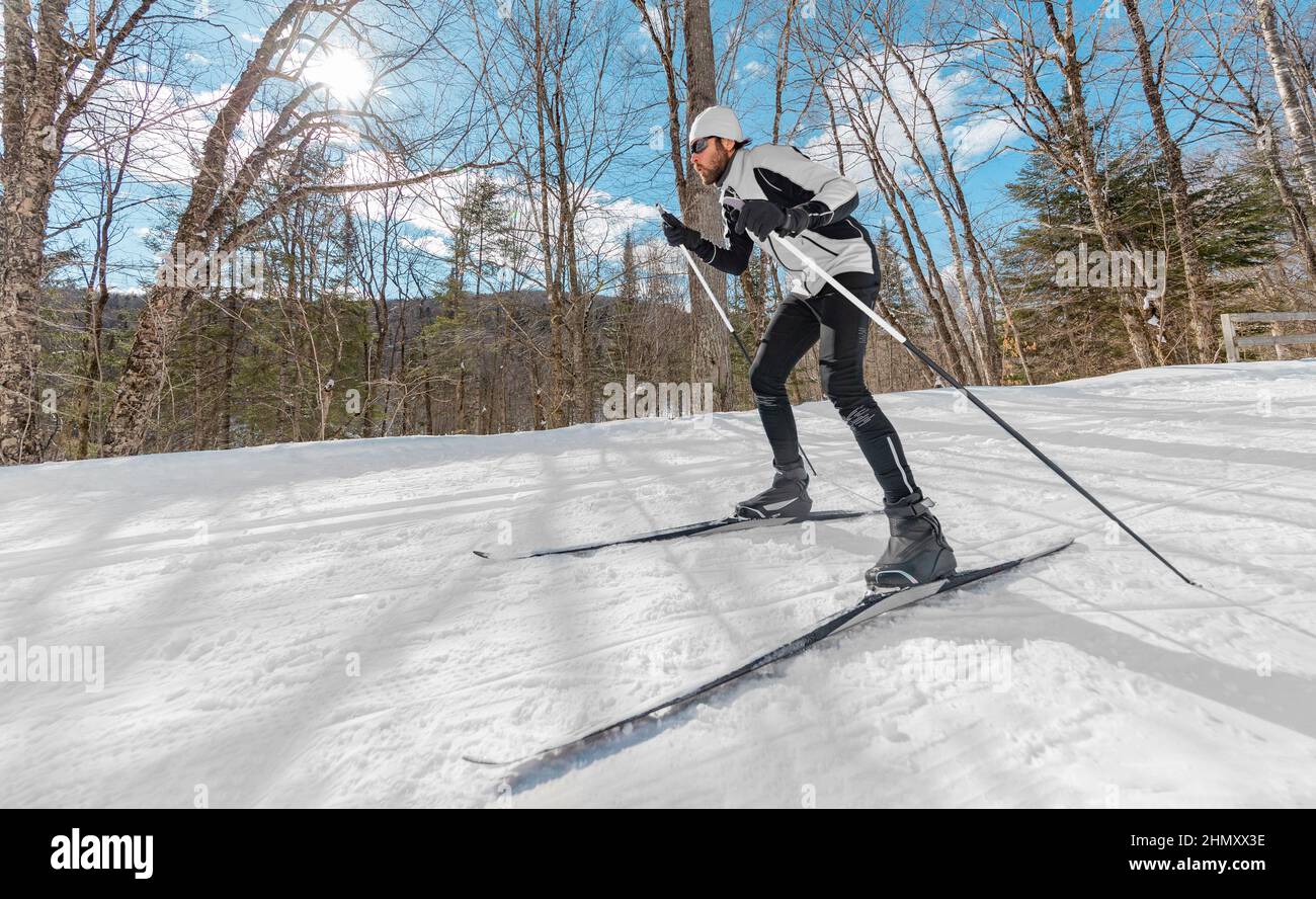 Wintersport. Man Cross Country Skate Skiing Style - Nordic Ski im Wald. Mann im Winter macht Spaß Ausdauer Wintersport im Schnee auf Stockfoto