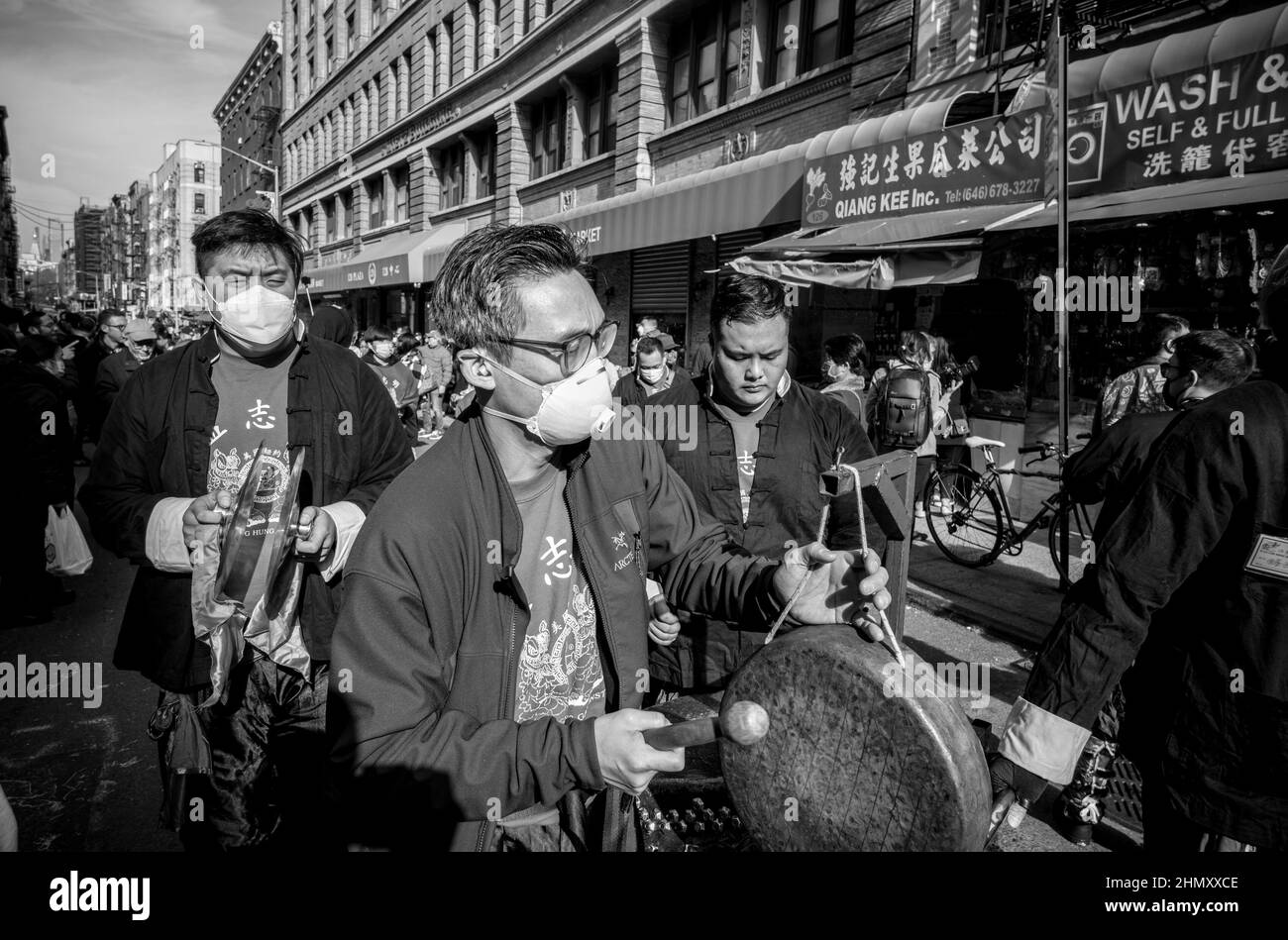 New York, New York, USA. 12th. Februar 2022. Mitglieder der chinesischen Gemeinschaft bereiten den Löwentanz in Chinatown zur Feier des chinesischen Neujahrs in New York vor. Das chinesische Neujahr 2022 ist das Jahr des Tigers. (Bild: © Brian Branch Price/ZUMA Press Wire) Stockfoto