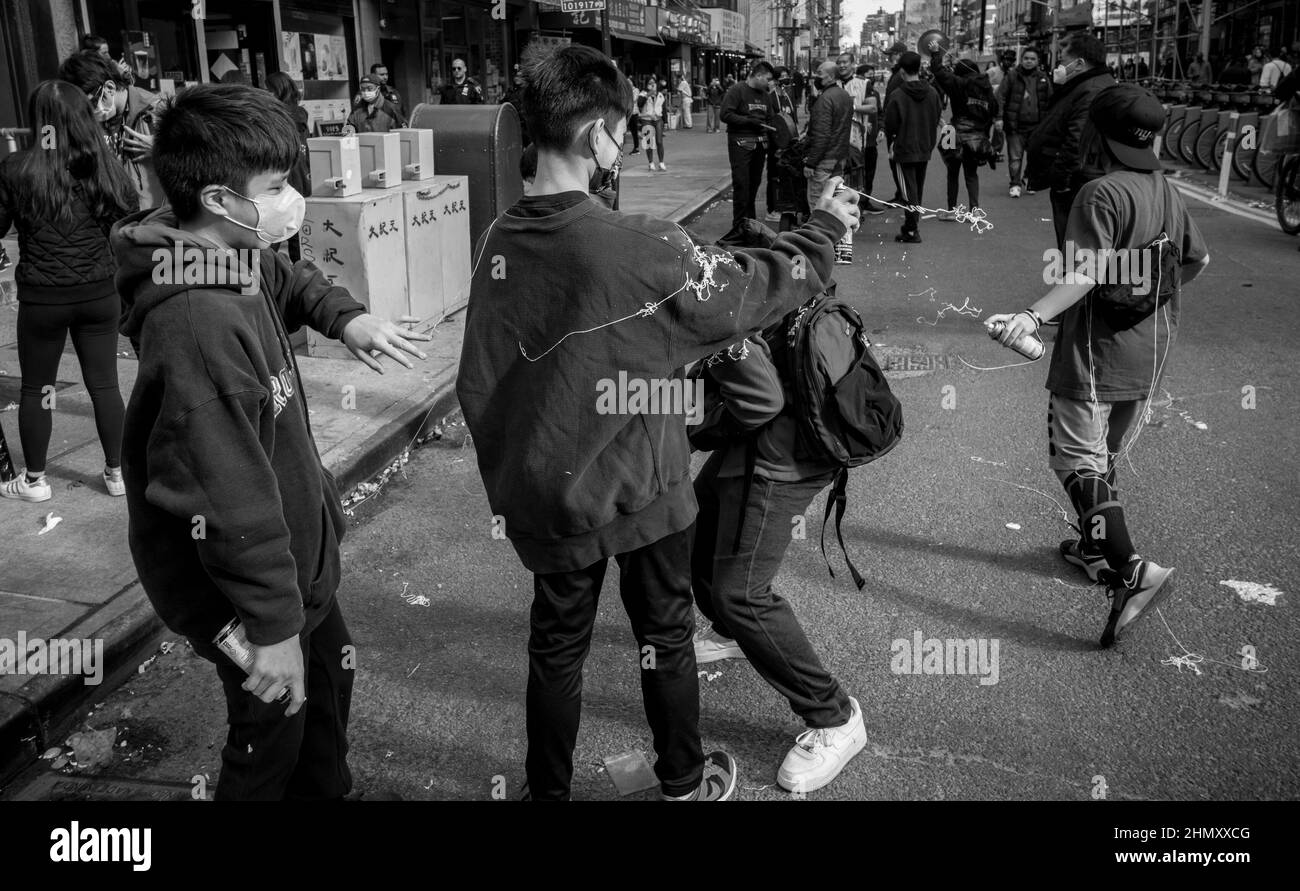 New York, New York, USA. 12th. Februar 2022. Mitglieder der chinesischen Gemeinschaft nehmen am Jahr der Tigerfeier in Chinatown des chinesischen Neujahrs in New York Teil. Das chinesische Neujahr 2022 ist das Jahr des Tigers. (Bild: © Brian Branch Price/ZUMA Press Wire) Stockfoto