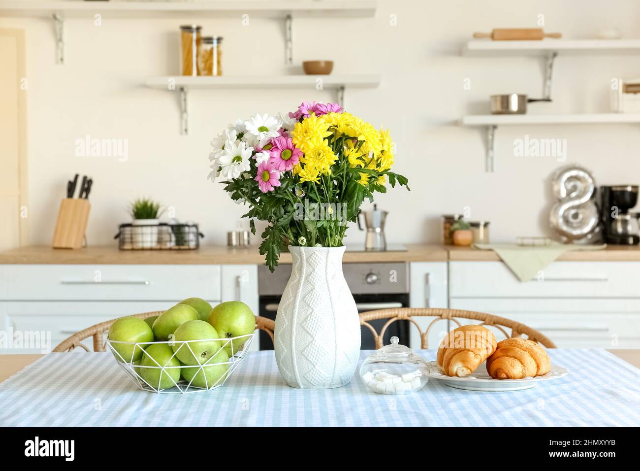 Vase mit schönen Chrysanthemum Blumen auf Esstisch in der Küche  Stockfotografie - Alamy
