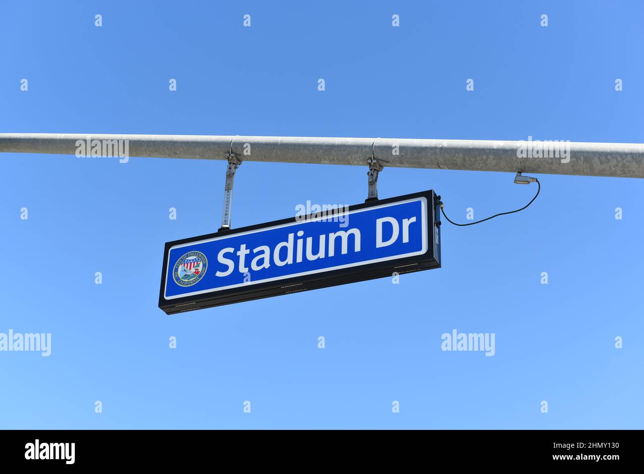 INGLEWOOD, KALIFORNIEN - 12. FEBRUAR 2022: Stadion Drive Straßenschild an der Kreuzung von Pincay Drive am SoFi Stadium. Stockfoto