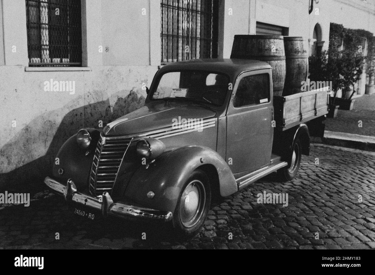 Schwarz-Weiß-Foto eines alten Lieferwagens mit Holzkiste, Modell Fiat 1100 ELR Stockfoto