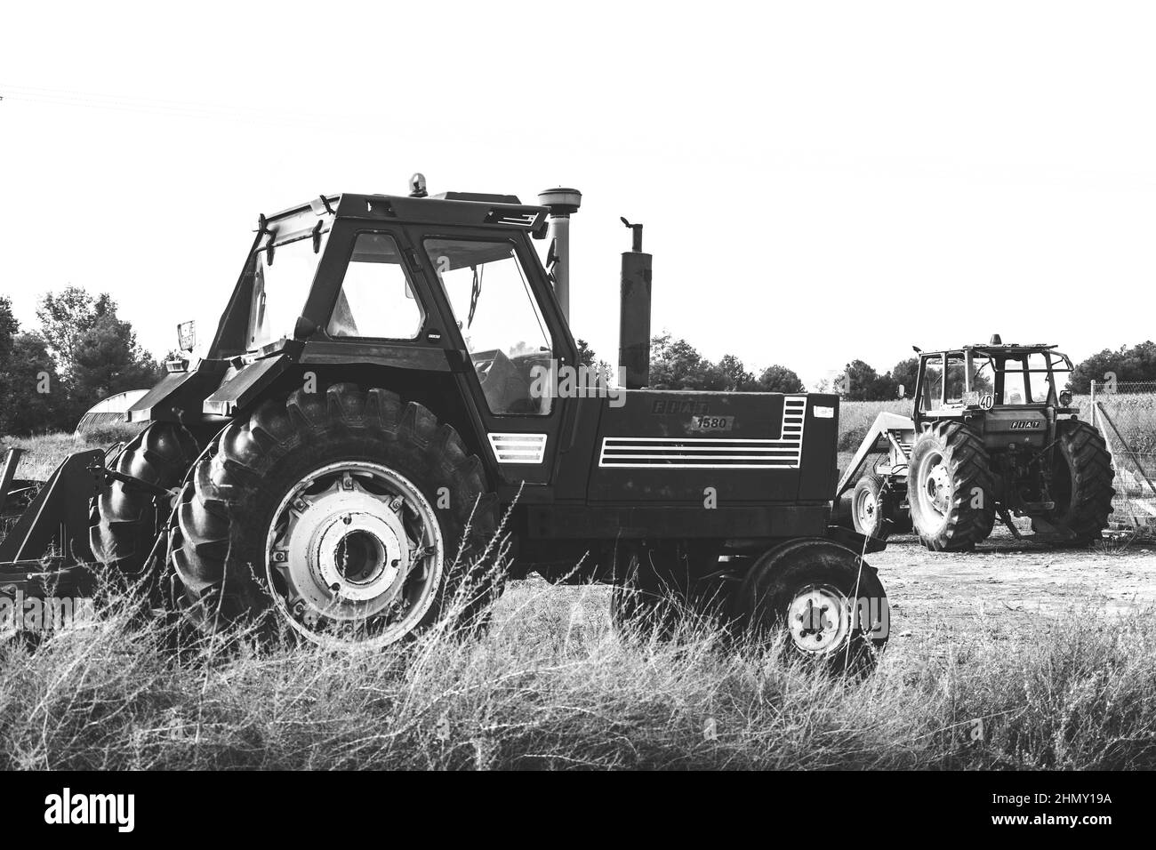 Schwarz-Weiß-Foto eines alten roten Fiat-Traktors von model1580, der im Lager geparkt war Stockfoto