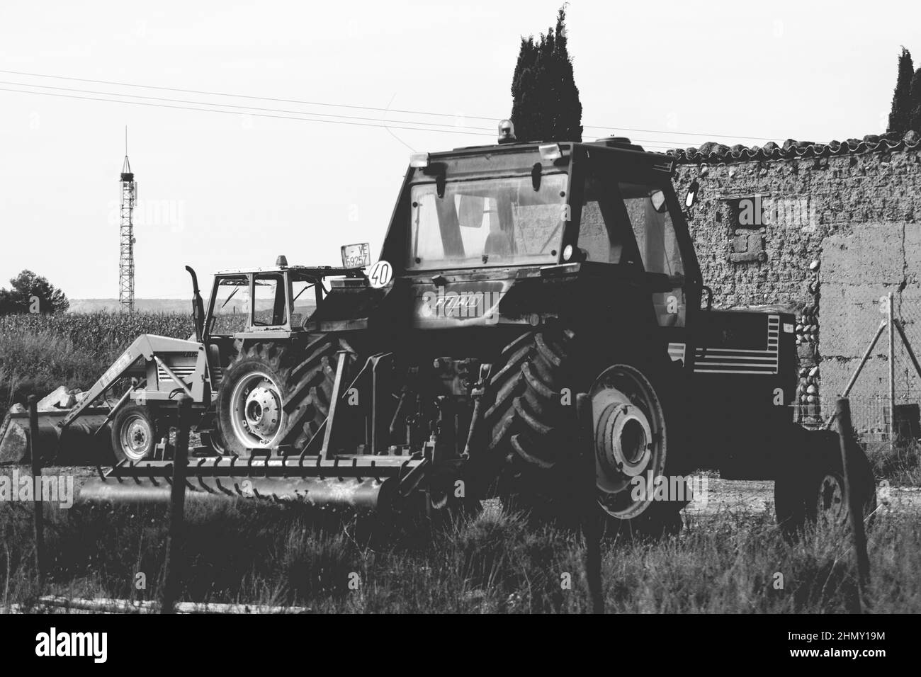 Schwarz-Weiß-Foto eines alten roten Fiat-Traktors von model1580, der im Lager geparkt war Stockfoto