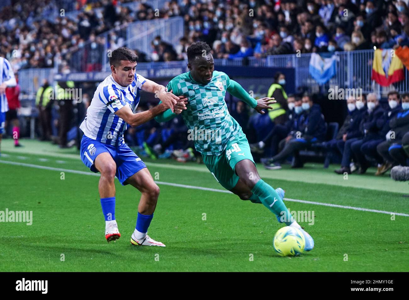 Malaga, Spanien. 12th. Februar 2022. Victor Gomez (L) von Malaga CF und Arvin Appiah (R) von UD Almeria im Einsatz während des La Liga Smartbank 2021/2022-Matches zwischen Malaga CF und UD Almeria im La Rosaleda Stadium.(Final Score; Malaga CF 0:1 UD Almeria). Kredit: SOPA Images Limited/Alamy Live Nachrichten Stockfoto