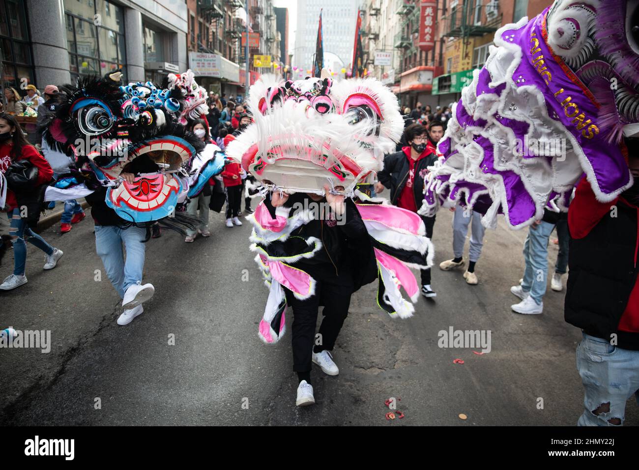 New York City, USA. 12th. Februar 2022. Chinatown feiert sein jährliches Mondneujahr mit einer Parade, Drachentänzen, Konfetti und Aufführungen am 12. Februar 2022 in New York, NY. (Foto: Karla Coté/Sipa USA). Quelle: SIPA USA/Alamy Live News Stockfoto