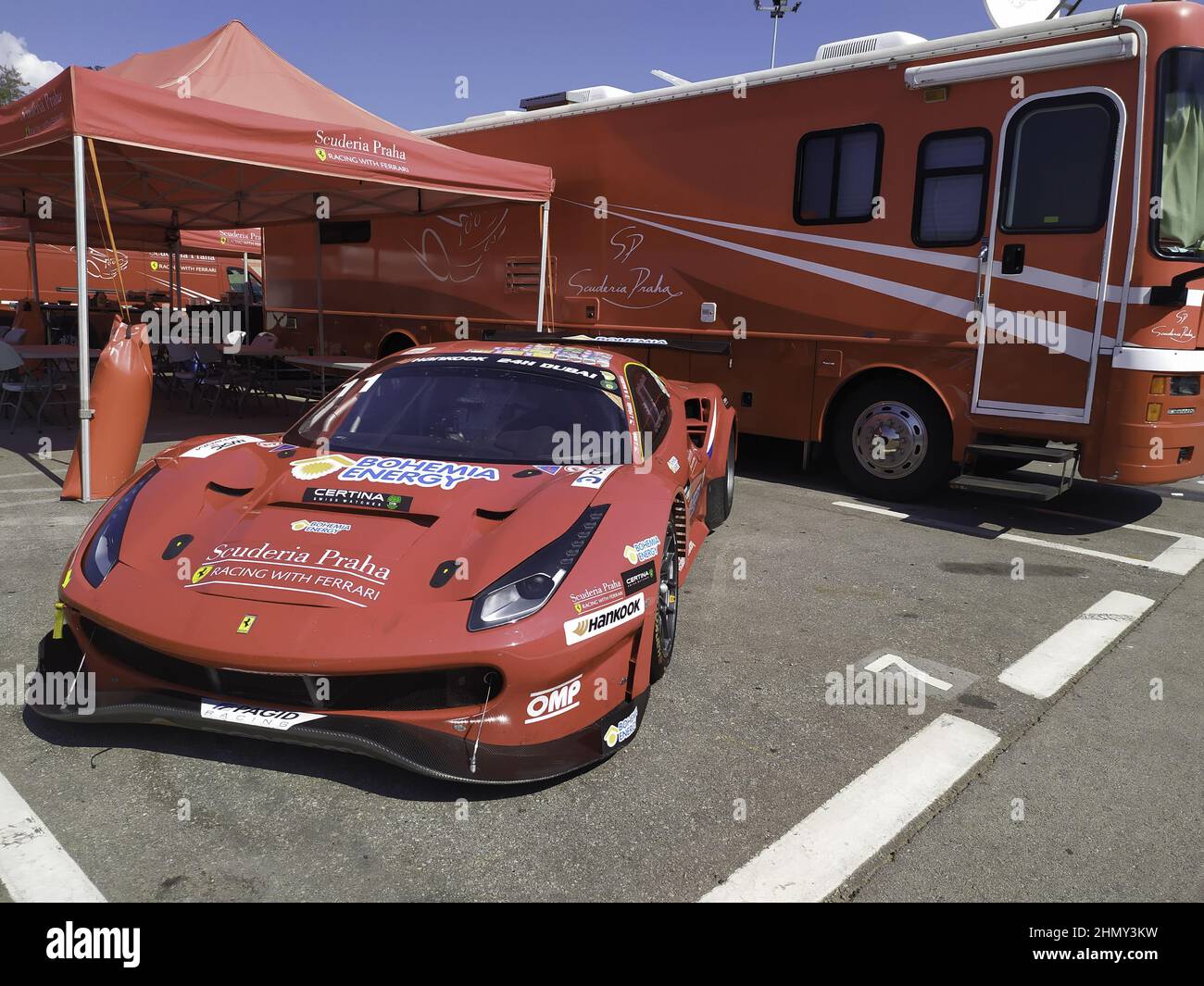 Foto von Ferrari 488 GT3 auf der Strecke, Le Mans Widerstand Stockfoto