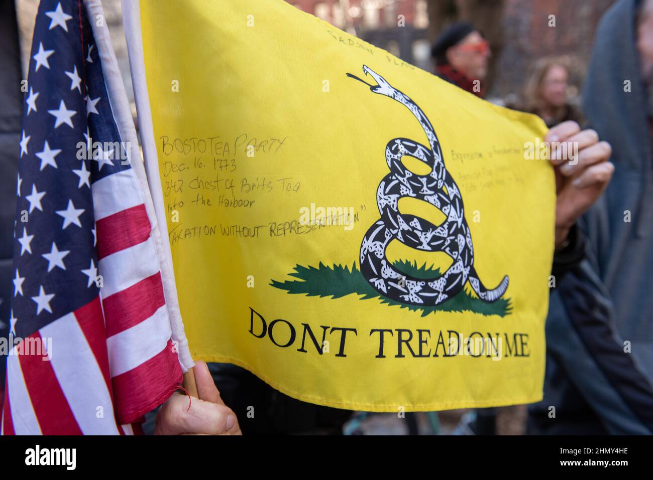 New York, NY, USA - 11. Februar 2022: Frau hält eine Gadsden-Fahne mit der Aufschrift „tritt nicht auf mich ein“ bei einer Demonstration, um gegen den Impfstoff von New York City zu protestieren Stockfoto