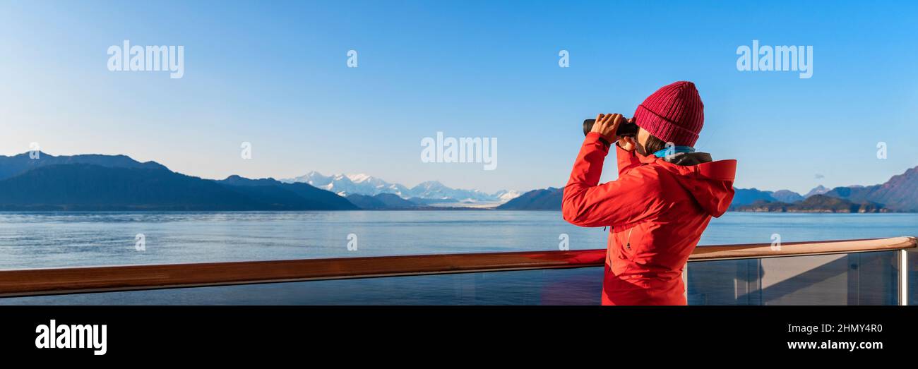 Passagiere des Alaska Glacier Bay-Kreuzfahrtschiffs blicken mit dem Fernglas auf die Berge Alaskas und erkunden den Glacier Bay National Park, USA. Frau auf Reisen drinnen Stockfoto