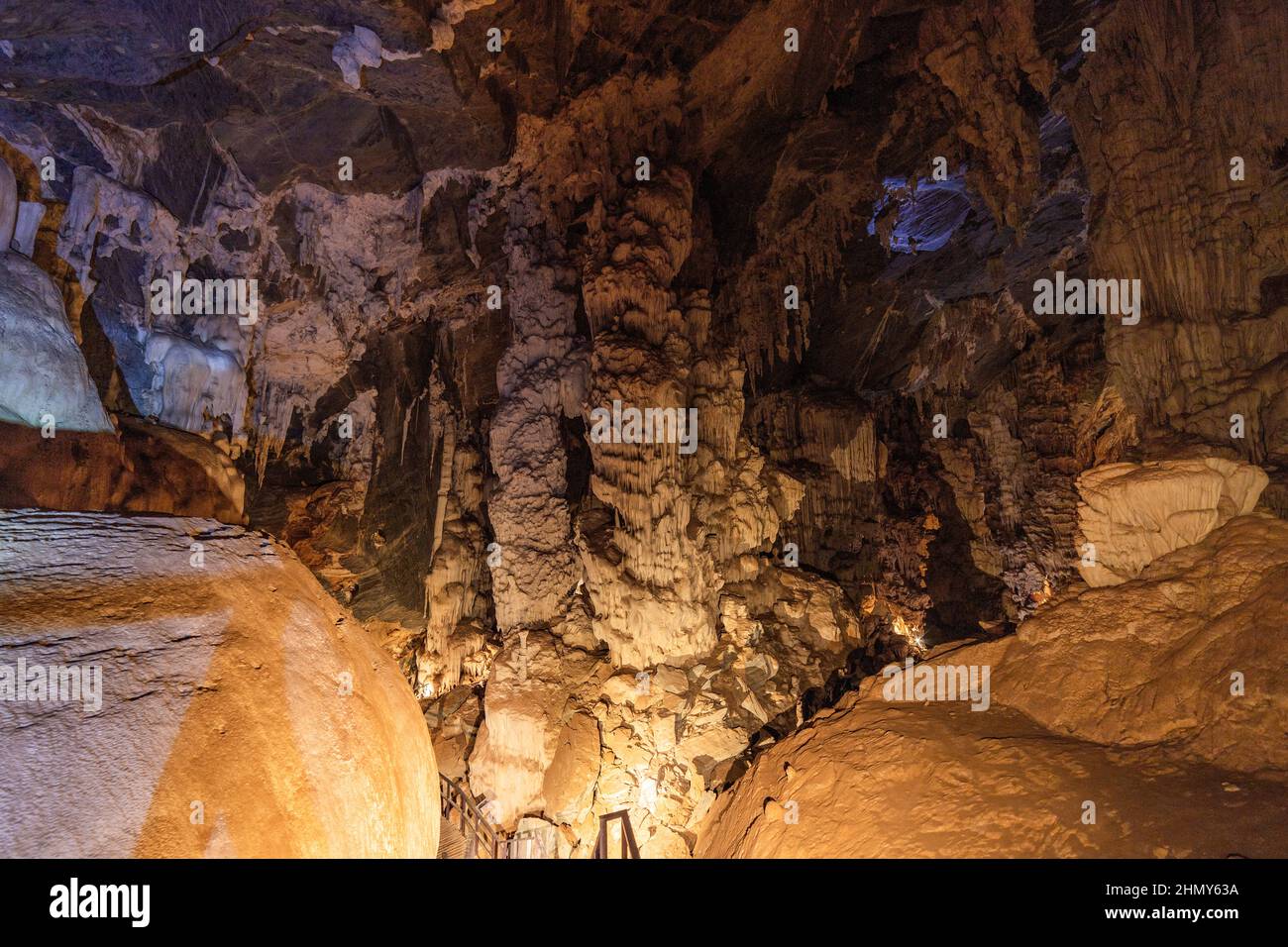 Eine wunderschöne Tropfsteinhöhle in den Phu Pha Petch Höhlen in Thailand Stockfoto