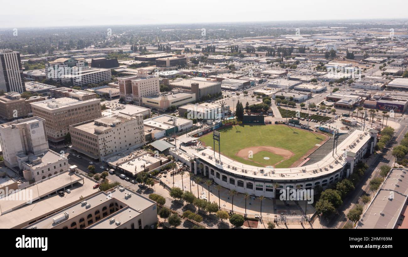 Fresno, California, USA - 15. Juli 2021: Die Tagessonne erleuchtet den Chukchansi Park in der Innenstadt von Fresno. Stockfoto