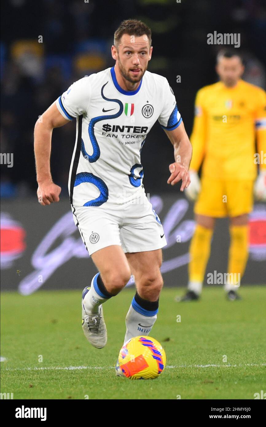 Napoli, Italien. 12th. Februar 2022. Stefan de Vrij ( FC Inter ) in Aktion die Serie A zwischen SSC Napoli - FC Inter . im Stadio Diego Armando Maradona Endnote: 1,1 (Foto von Agostino Gemito/Pacific Press) Quelle: Pacific Press Media Production Corp./Alamy Live News Stockfoto