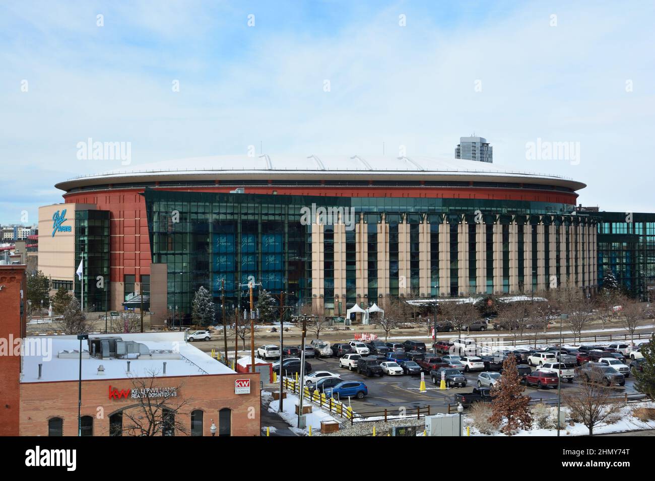 DENVER, CO, USA - 12. Feb. 2022: Die Ball Arena ist eine Arena, in der mehrere professionelle Sportmannschaften, darunter die Denver Nuggets of t, beheimatet sind Stockfoto