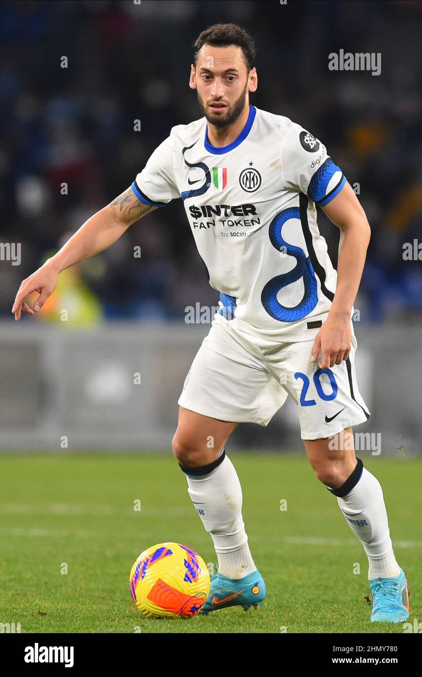 Napoli, Italien. 12th. Februar 2022. Hakan Ã‡alhano?lu ( FC Inter ) in Aktion die Serie A zwischen SSC Napoli - FC Inter . im Stadio Diego Armando Maradona Endstand: 1-1 (Bildnachweis: © Agostino Gemito/Pacific Press via ZUMA Press Wire) Kredit: ZUMA Press, Inc./Alamy Live News Stockfoto