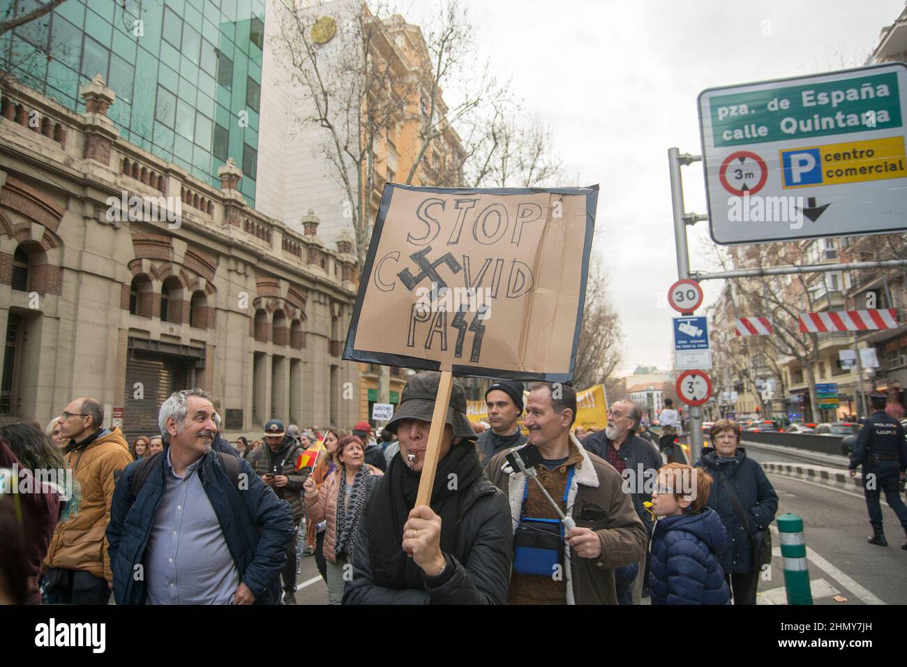 Madrid, Spanien. 12th. Februar 2022. Demonstrationen, um den Zwang zu Impfstoffen zu stoppen und Passcovid zu verurteilen, sind illegal. Die Förderer des Habeas-Corpus-Aufrufs und der portugiesische Richter Rui Da Fonseca e Castro, auch der schwedische Richter Michael Zazzio und der Italiener Angelo Giorgianni (Foto: Alberto Sibaja/Pacific Press) Quelle: Pacific Press Media Production Corp./Alamy Live News Stockfoto