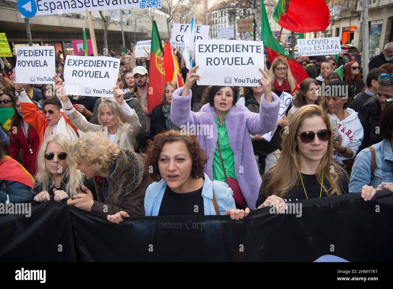 Madrid, Spanien. 12th. Februar 2022. Demonstrationen, um den Zwang zu Impfstoffen zu stoppen und Passcovid zu verurteilen, sind illegal. Die Förderer des Habeas-Corpus-Aufrufs und der portugiesische Richter Rui Da Fonseca e Castro, auch der schwedische Richter Michael Zazzio und der Italiener Angelo Giorgianni (Foto: Alberto Sibaja/Pacific Press) Quelle: Pacific Press Media Production Corp./Alamy Live News Stockfoto