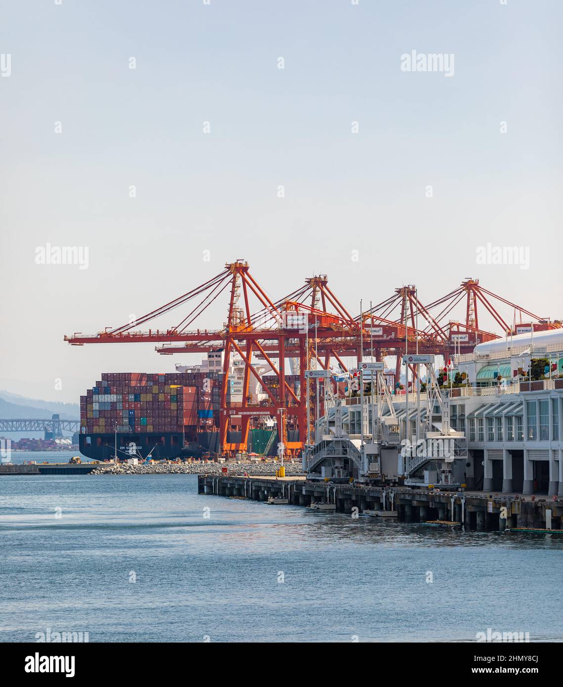 Containerhafenterminal in Vancouver BC, Kanada - einer der drei größten Häfen an der Westküste Nordamerikas Stockfoto