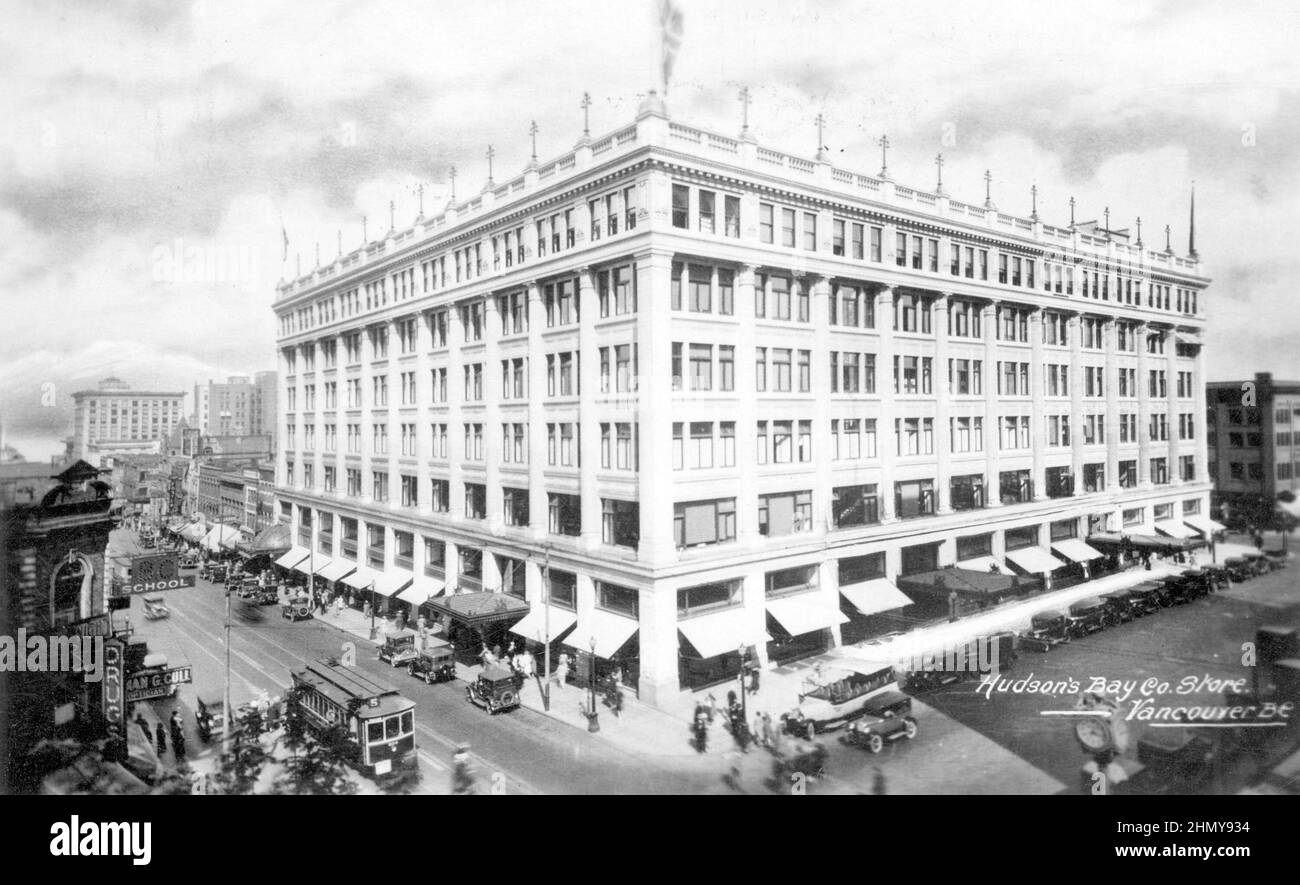 Vintage Schwarz-Weiß-Fotografie ca. 1944 des Hudson's Bay Store an der Ecke Georgia Street und Granville Street, Vancouver, British Columbia, Kanada Stockfoto