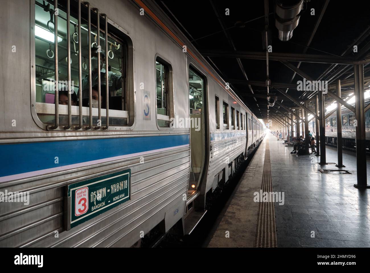 Ein stationärer Zug am Bahnhof Hualamphong (Hua Lamphong) in Bangkok, Thailand Stockfoto