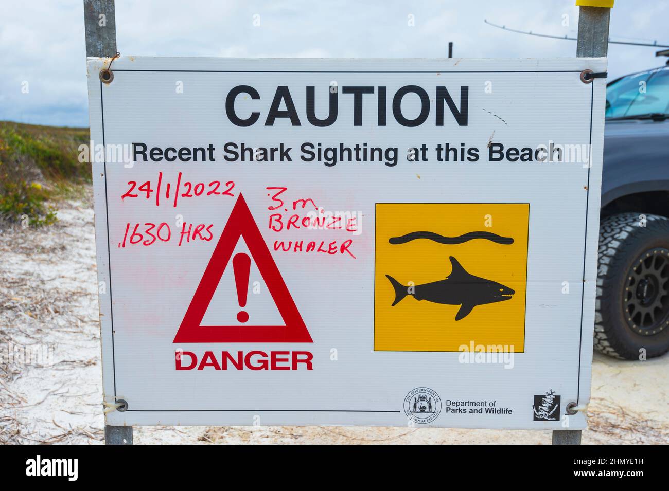 Vorsicht: Kürzlich durchgeführte Shark-Sichtung an diesem Strand, Lucky Bay, Cape Le Grand; Western Australia, WA, Australien Stockfoto
