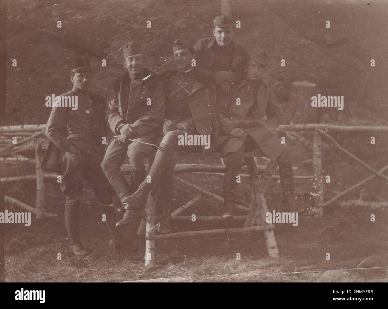 Vintage-Foto über die Militäroffiziere des österreichisch-ungarischen Reiches versammeln sich für ein Foto an der Front. Quelle: Originalfotos ADDITIONAL-RIGHTS-CLEARANCE-INFO-NOT-AVAILABLE Stockfoto