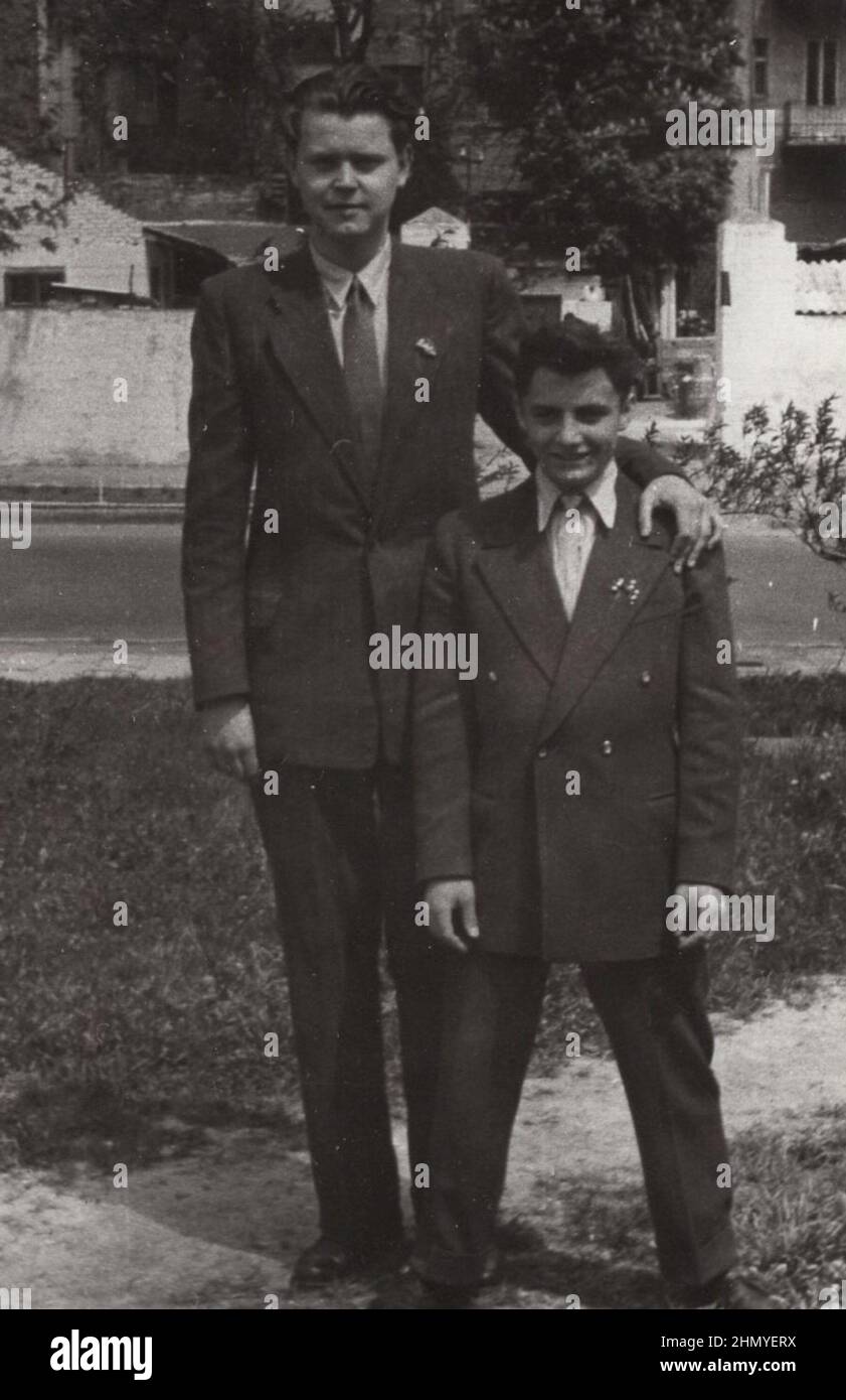 Vintage-Foto über Brüder. Der ältere Bruder lag seine Hand auf der Schulter seines jüngeren Bruders. Er ist viel größer als sein jüngerer Bruder. 1930er Foto und sie sind sehr elegant und tragen einen eleganten Anzug. Quelle: Originalfotos ADDITIONAL-RIGHTS-CLEARANCE-INFO-NOT-AVAILABLE Stockfoto