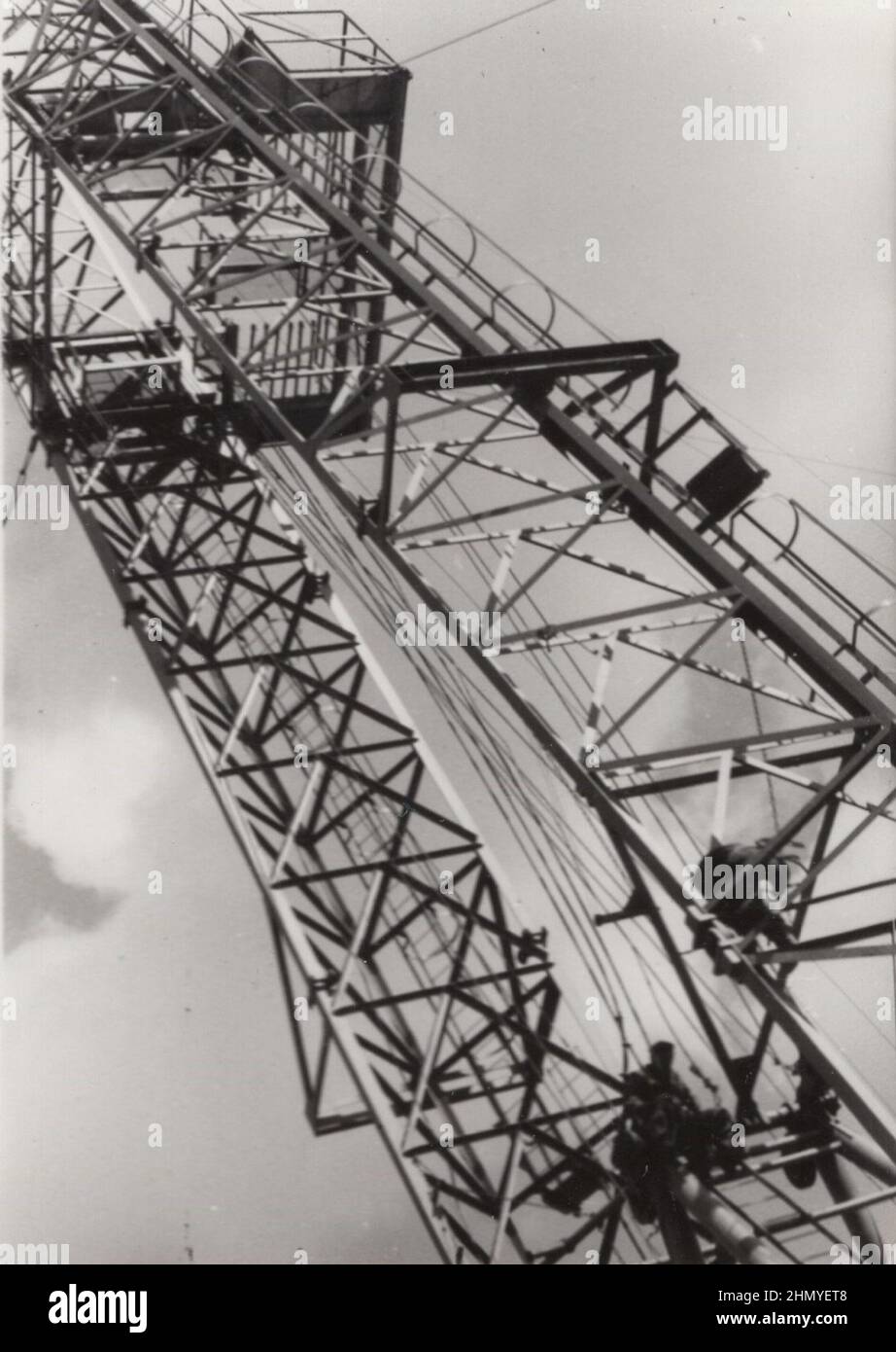 Vintage-Foto über einen Getriebeturm, der gerade gewartet wird. Oder die Stromleitung ist defekt und muss vom Handwerker repariert werden. Reparatur Übertragungsleitungen Quelle: Originalfotos ZUSÄTZLICHE-RECHTE-FREIGABE-INFO-NICHT-VERFÜGBAR Stockfoto